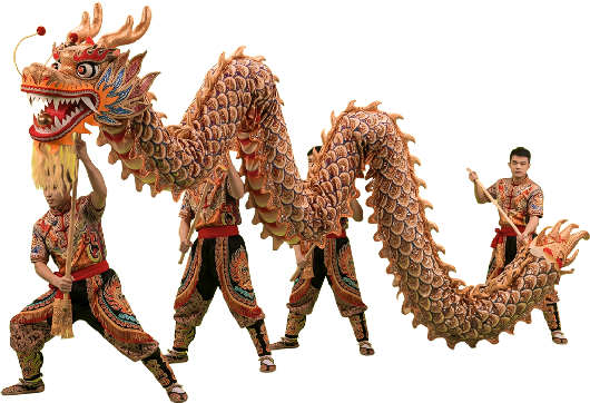 3 jovenes sosteniendo un dragon y representar la danza del dragon