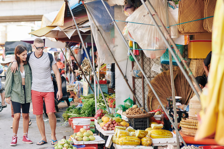 pareja paseando por el mercado chino