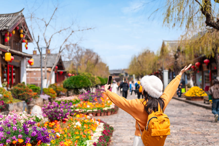 mujer disfrutando del clima en yunnan